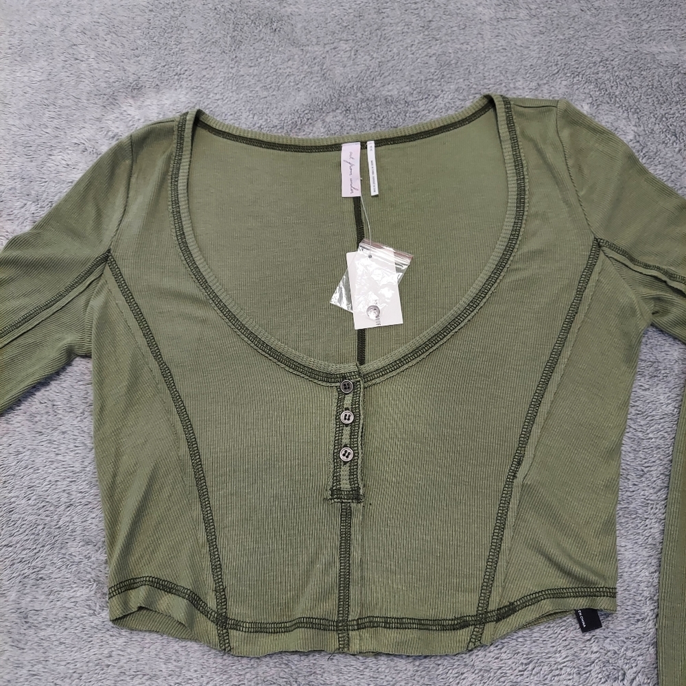 NWT Urban Outfitters Olive Cropped Tee - Picture 3 of 7